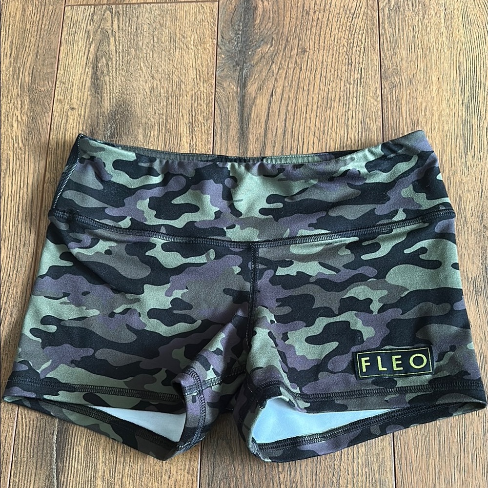 Fleo Camo Shorts size small